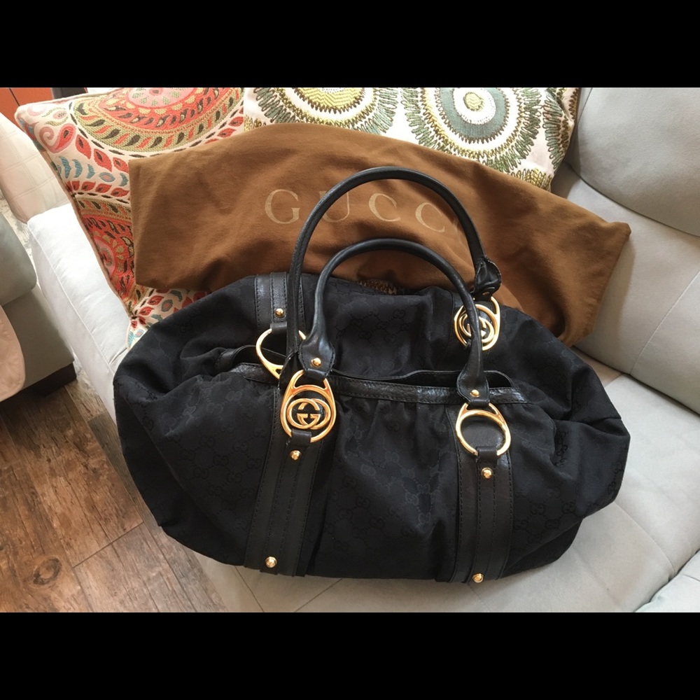 🎉REDUCED!🎉GUCCI Handbag w/Dust Cover Bag!